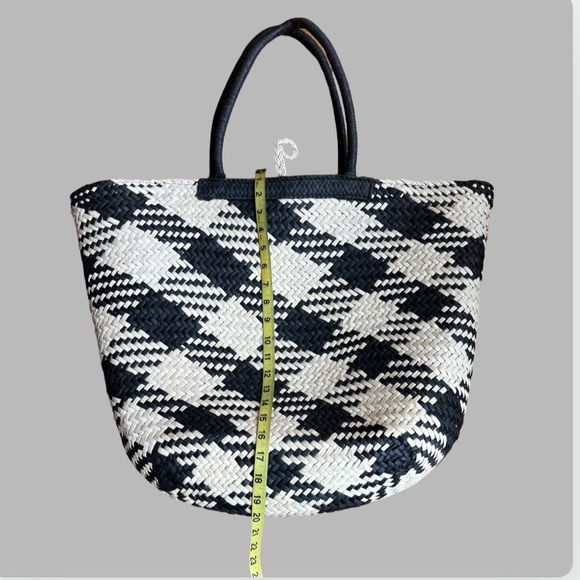 Chic Black and White Woven Tote Bag - Picture 13 of 15